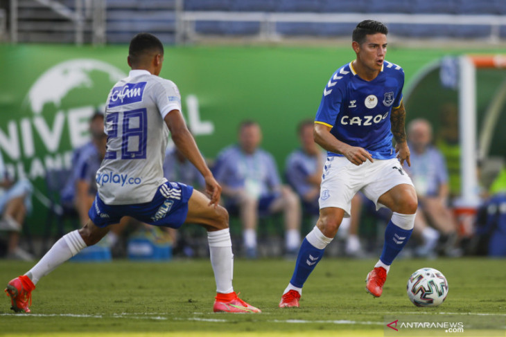 James Rodriguez saat membela Everton musim lalu. Cedera panjang membuat kinerja bintang asal Kolombia ini makin jeblok. (ANTARA)