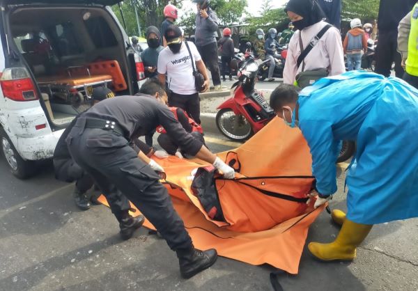 Petugas mengevakuasi jenazah korban di kawasan Tambak Osowilangun, Surabaya. (MAHRUS/RADAR SURABAYA)