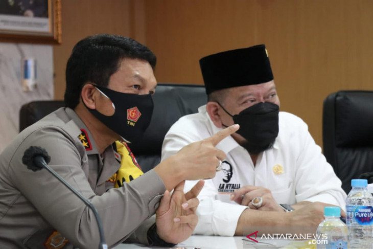 Ketua DPD RI AA LaNyalla Mahmud Mattalitti saat berbincang dengan Kapolda Jatim Irjen Pol Nico Afinta saat berkunjung ke Polda Jatim (ANTARA/HO-DPD RI).