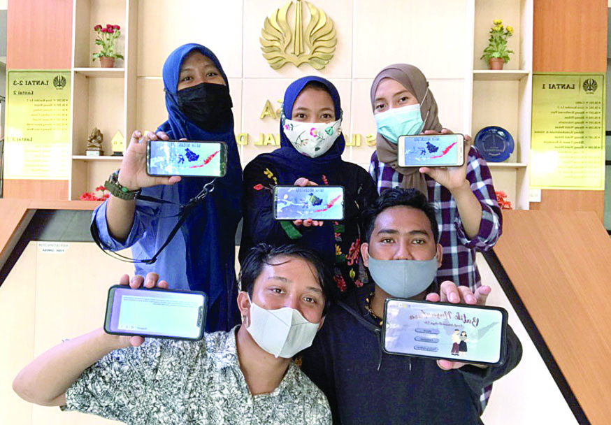AUGMENTED REALITY: Para mahasiswa Unesa memperlihatkan aplikasi E-Batik Nusantara, aplikasi tersebut digunakan sebagai sarana edukasi terkait asal, ragam dan filosofi batik. (ISTIMEWA)