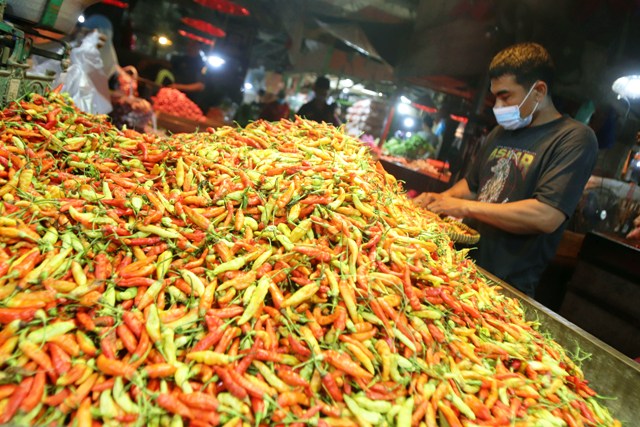 HARGA TURUN: Stok cabai rawit di Pasar Keputran, Surabaya, berlimpah, Senin (6/9). (ANDY SATRIA)
