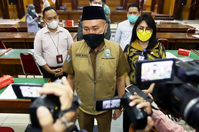 Kadispendik Wahid Wahyudi memberikan keterangan kepada wartawan. (ANDY SATRIA/RADAR SURABAYA)