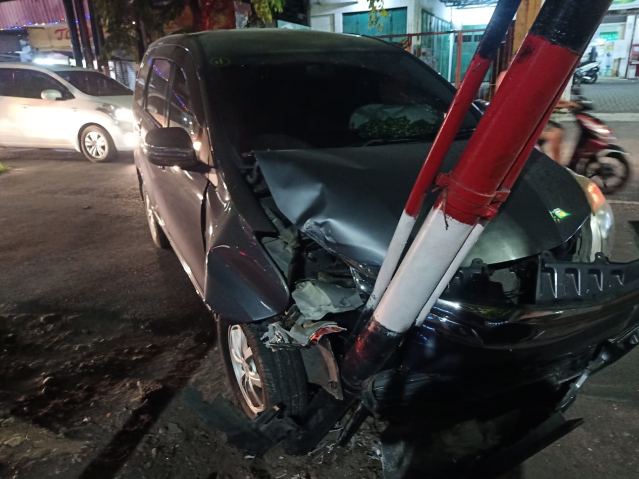 Mobil ringsek akibat kecelakaan tunggal di kawasan Menganti. (IST)