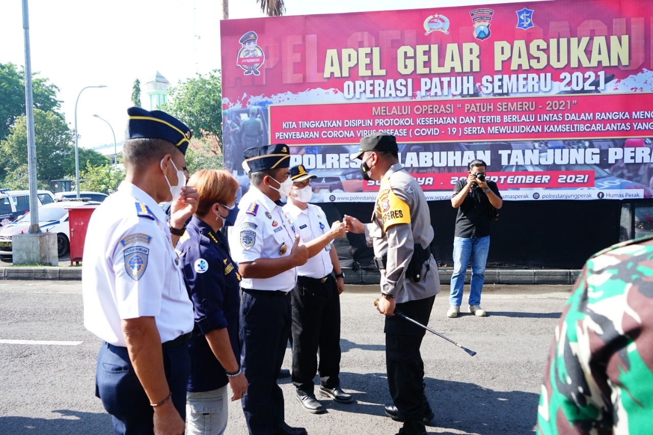 Kapolres Pelabuhan Tanjung Perak AKBP Anton Elfrino Trisanto memimpin apel Operasi Patuh Semeru di Pelabuhan Tanjung Perak, Surabaya (GUNTUR IRIANTO/RADAR SURABAYA).