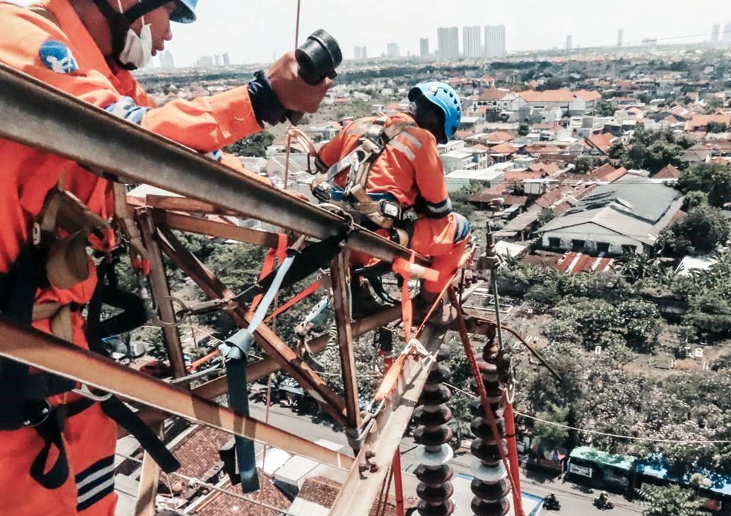 SIGAP: Tim PDKB PLN UPT Surabaya saat melakukan penggantian isolator pada tower 06 SUTT 150 kV Karangpilang – Rungkut. (ISTIMEWA)