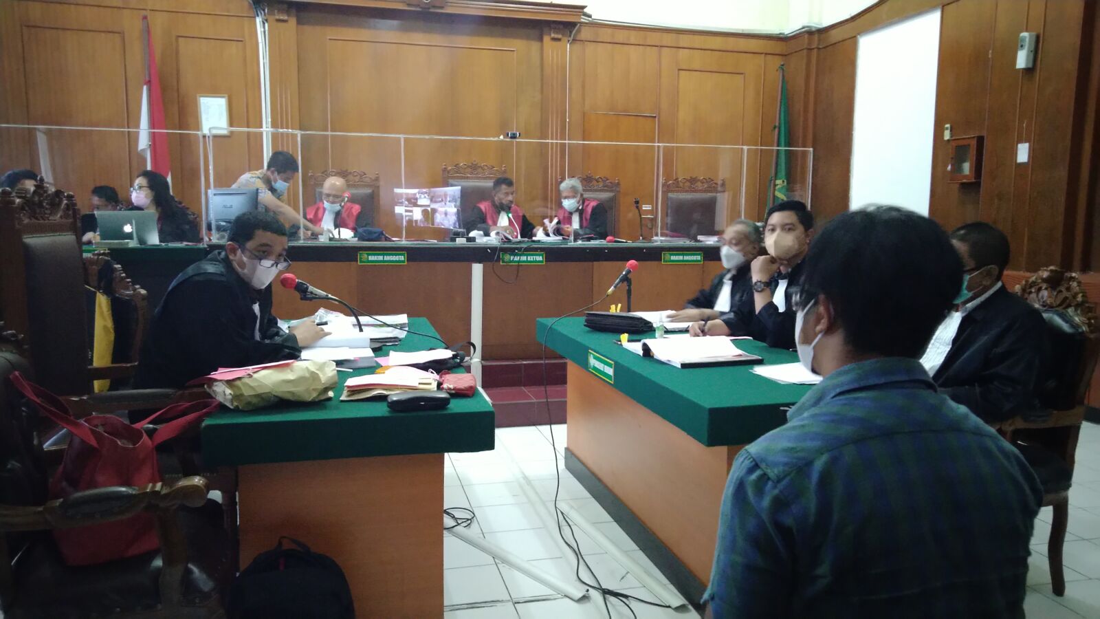 Saksi dari Mabes Polri memberikan keterangan di Pengadilan Negeri Surabaya.