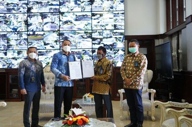 KERJA SAMA: Pemkot Surabaya dan PLN usai penandatanganan nota kesepahaman terkait pengamanan  pada SKTT 150 kV yang berada di Jembatan Suramadu. (ISTIMEWA)