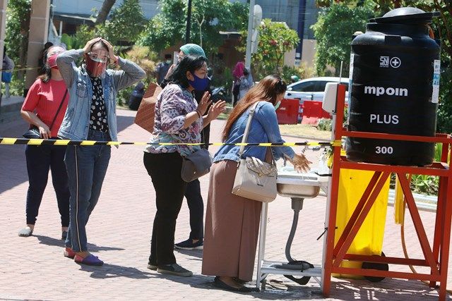 TAAT PROKES: Warga tetap harus rajin mencuci tangan meski pandemi Covid-19 makin terkendali. (ANDY SATRIA/RADAR SURABAYA)