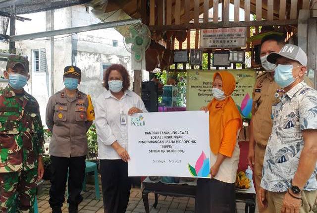 BANTUAN PLN: Senior Manager Perizinan, Pertanahan dan Komunikasi PLN UIP JBTB, Ratih Kusuma Dewi (tiga dari kiri) menyerahkan simbolis bantuan kepada Ketua KRPL Serpis Surabaya, Djuni Arti. (ISTIMEWA)