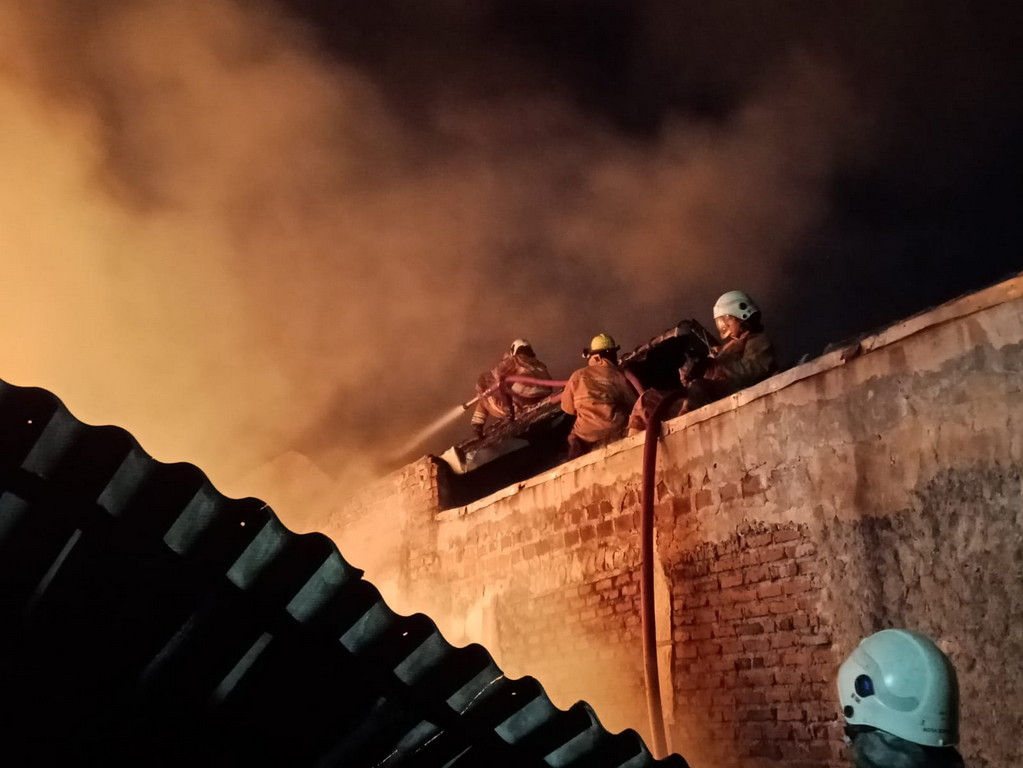 Petugas PMK berusaha memadamkan kebakaran gudang di Tambak Mayor, Surabaya. (IST)