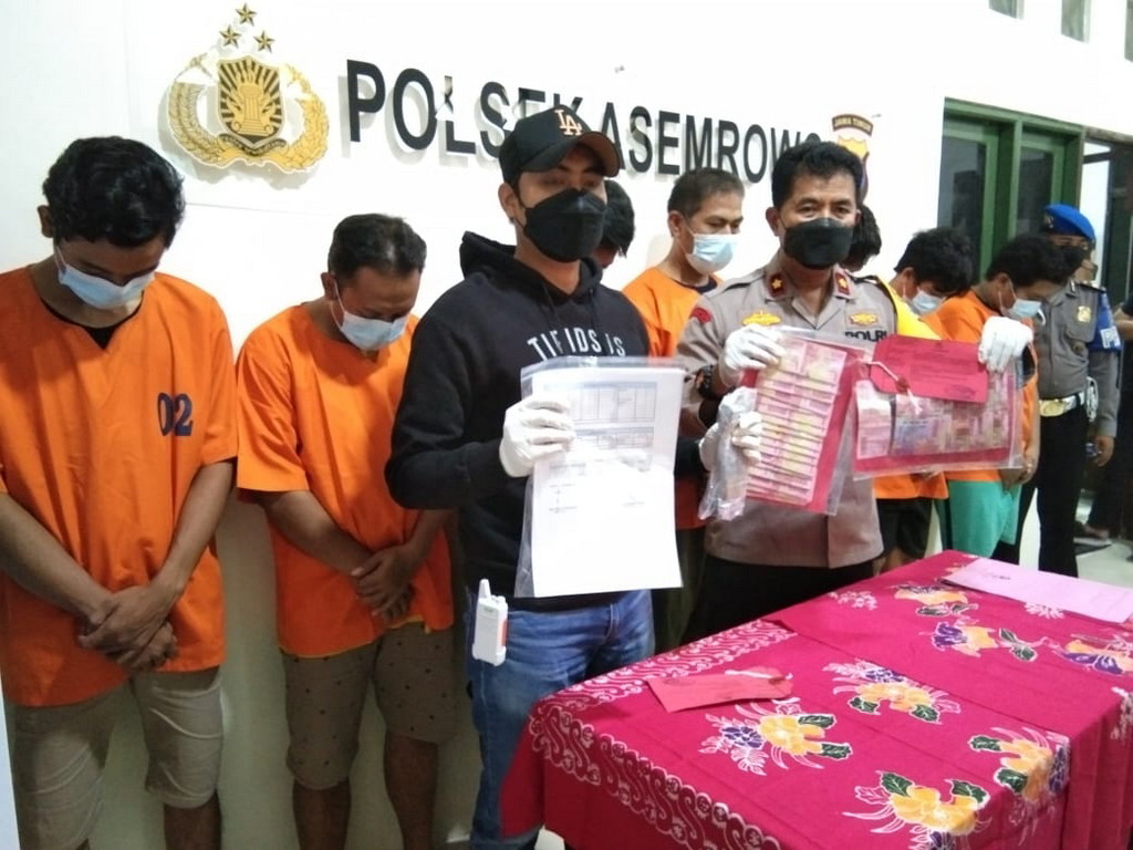 Tujuh tersangka pembobolan besi di gudang Margomulyo ditahan di Polsek Asemrowo. (Guntur Irianto/Radar Surabaya)