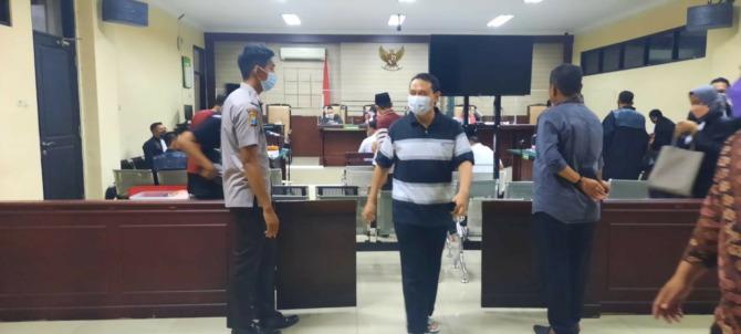 Bupati Nganjuk (nonaktif) Novi Rahman Hidayat, saat meninggalkan ruang sidang. (Andy Satria/Radar Surabaya)