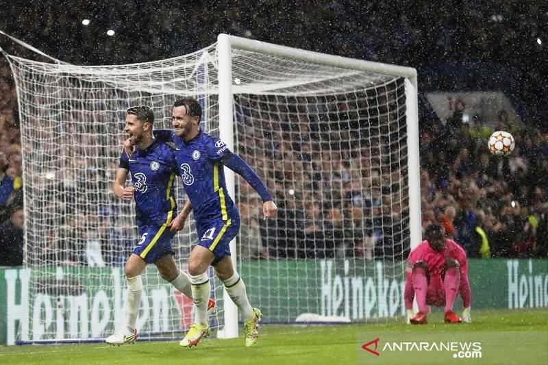 Gelandang Chelsea Jorginho (kiri) melakukan selebrasi bersama Ben Chilwell selepas mengkonversi tendangan penalti keduanya ke gawang Malmo FF dalam laga lanjutan Grup H Liga Champions di Stadion Stamford Bridge, London, Inggris, Rabu (20/10/2021) waktu se