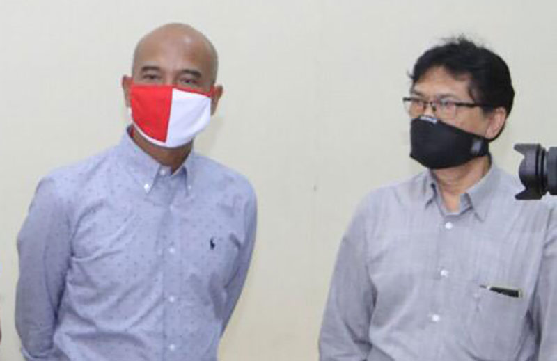 PILIH KETUA BARU: Ketua Panitia Pelaksana Konferensi PWI Jatim Machmud Suhermono (kiri) dan Pengurus PWI Jatim Teguh LR (kanan). (ISTIMEWA)