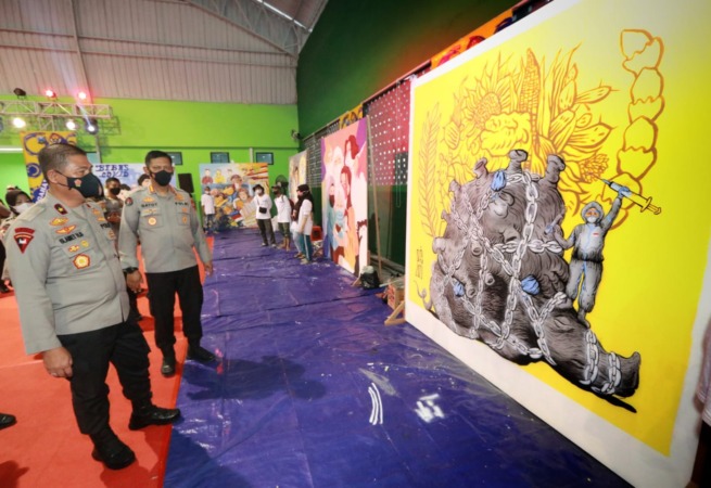 Salah satu mural yang mengajak masyarakat taat prokes memakai masker. (MAHRUS/RADAR SURABAYA)