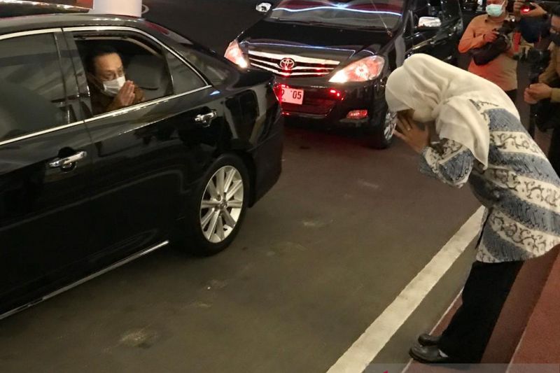 Duta Besar Jepang untuk Indonesia, Kanasugi Kenji (kiri) berpamitan kepada Gubernur Jawa Timur Khofifah Indar Parawansa (kanan) usai melakukan kunjungan ke Gedung Negara Grahadi di Surabaya, Senin (25/10) malam. (ANTARA)