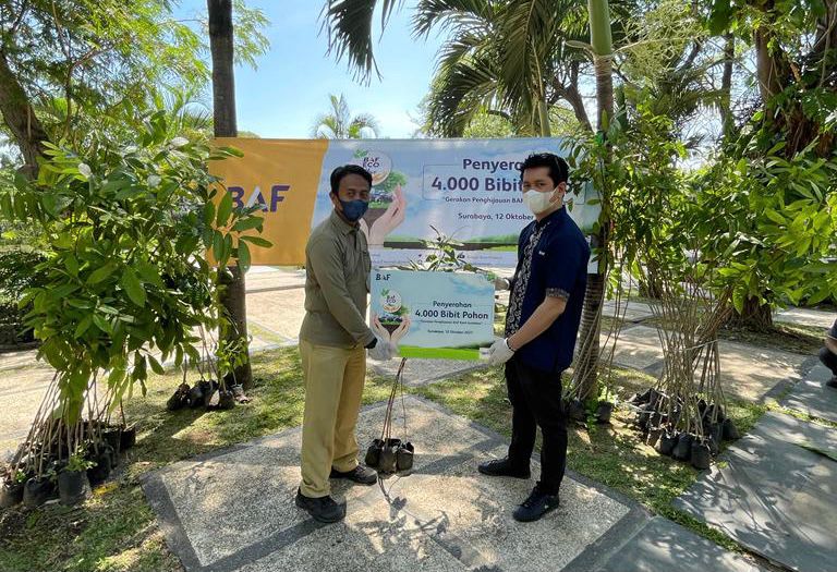 PEDULI LINGKUNGAN: Bapak Wiwin Rendra (Regional Centre Head BAF) menyerahkan bibit pohon kepada Bapak Imam Rachmadi (Plt Kabid RTH Surabaya) dalam rangka BAF ECO Move di Kebun Bibit Wonorejo. (ISTIMEWA)