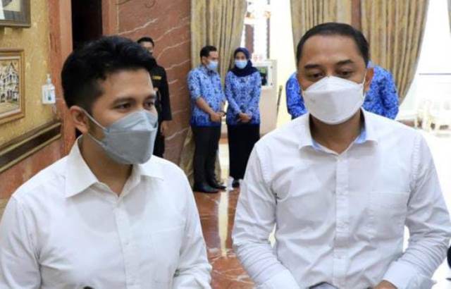 SINKRONISASI: Wakil Gubernur Jatim, Emil Elestianto Dardak (kiri) ke Balai Kota Surabaya, membahas sinkronisasi data siswa SMA/SMK keluarga MBR bersama Wali Kota Surabaya Eri Cahyadi, Senin (18/10). (ISTIMEWA)