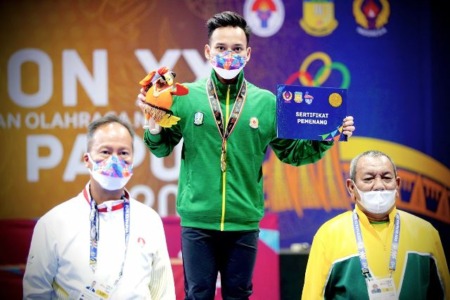 SABET EMAS: M. Daffa salah satu mahasiswa Unesa yang merupakan atlet Wushu menyabet emas untuk kontingen Jatim di PON XX Papua. (ISTIMEWA) 