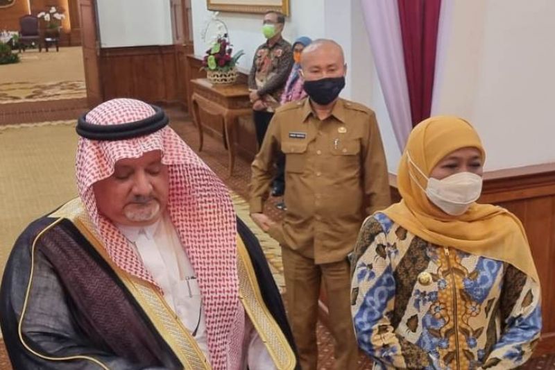 Gubernur Jawa Timur Khofifah Indar Parawansa (kanan) bersama Dubes Arab Saudi Essam bin Abed al-Thaqafi di Gedung Negara Grahadi Surabaya, Senin (11/10).  (ANTARA)