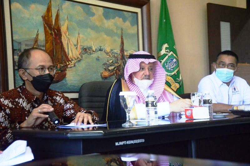 Kunjungan Duta Besar Kerajaan Arab Saudi untuk Indonesia, Esam A Abid Althagafi (tengah) di Kantor Kadin Jatim, di Surabaya, Selasa (12/10) (ANTARA/KADIN JATIM)