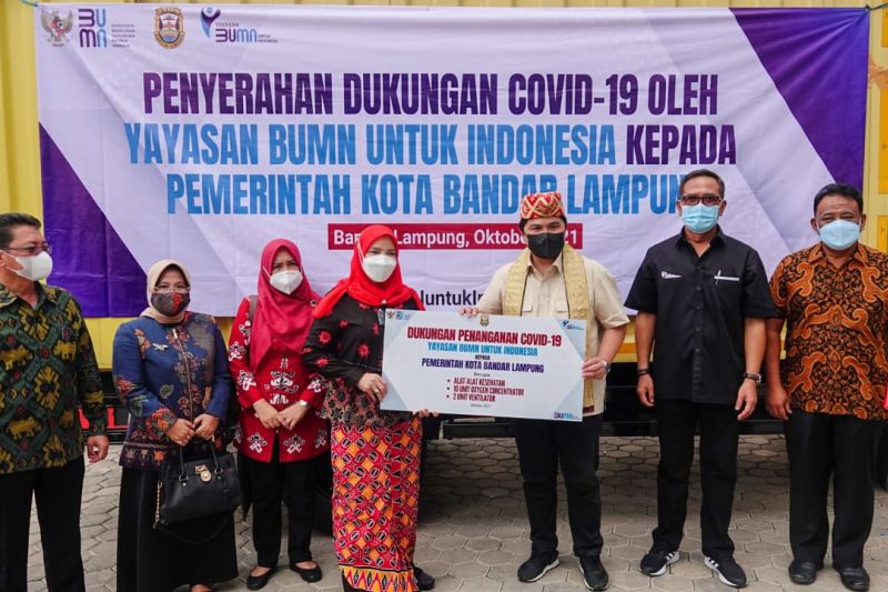 Menteri BUMN Erick Thohir saat memberikan bantuan alat kesehatan oleh Yayasan BUMN Untuk Indonesia kepada Pemkot Bandarlampung dan diterima oleh Wali Kota Bandarlampung Eva Dwiana, Minggu, (17/10)