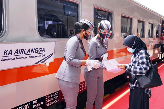 KA BARU: Dua pramugari melayani penumpang yang akan menaiki KA Airlangga yang baru saja diluncurkan PT KAI di Stasiun Pasar Senen, Jakarta, Jumat (1/10). (ISTIMEWA)