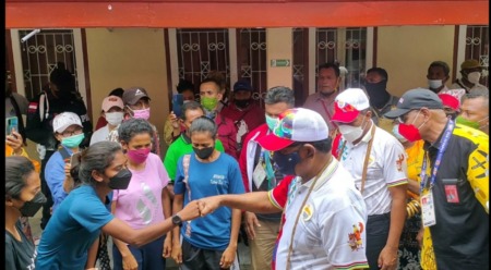 Wakil Gubernur NTT Josef Nae Soi dan Bupati Ngada Andreas Paru bertemu dengan atlet NTT di Centra Pendidikan, Timika. (Ignasius Istanto)