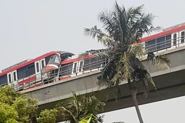 KERETA KOSONGAN: Kereta LRT Jabodetabek yang mengalami tabrakan di Jalur Layang Cibubur, Jakarta, Senin (25/10). (INSTAGRAM)