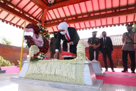 Gubernur Khofifah menaburkan bunga di pusara makam gubernur pertama Jatim Raden Mas Tumenggung (RMT) Ario Soerjo, kemarin (10/10). (MUS PURMADANI/RADAR SURABAYA)