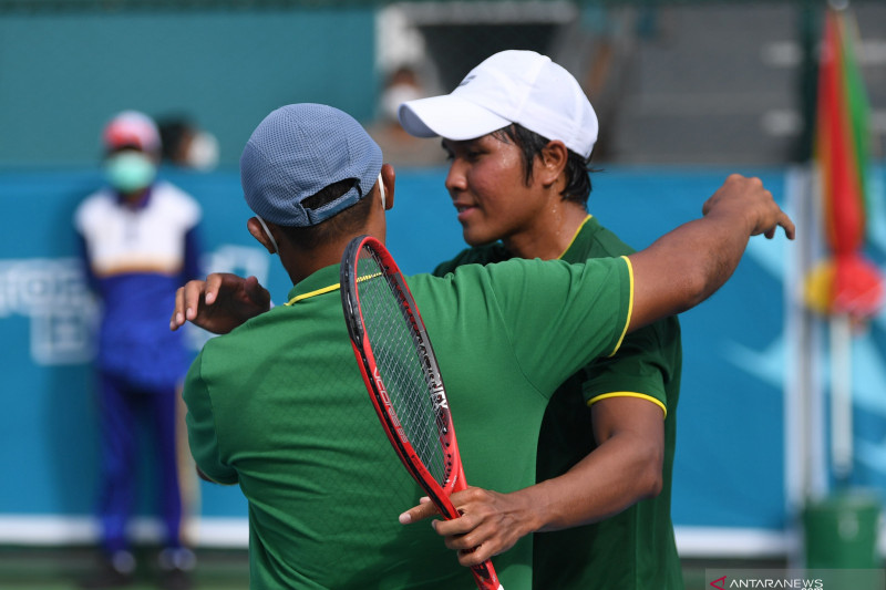 Petenis Jatim Muhammad Rifqi Fitriadi usai laga melawan Aditya Sasongko dalam laga final beregu putra PON XX Papua, Minggu (3/10).