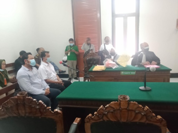 Polisi yang jadi korban penusukan memberi keterangan di PN SUrabaya. (IST)