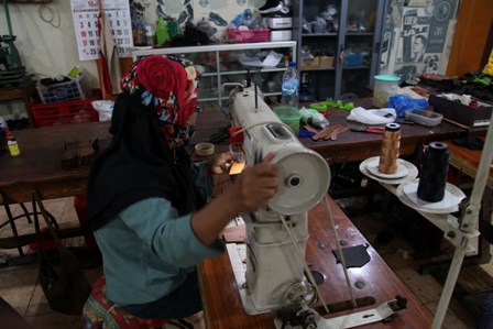 Makin banyak anak muda yang menekuni UMKM di Surabaya. (SURYANTO/RADAR SURABAYA)