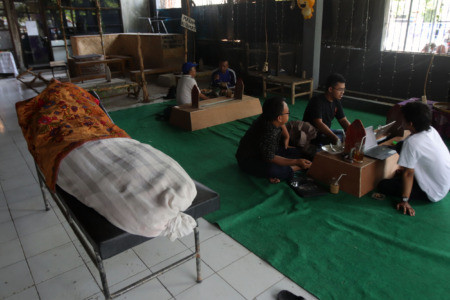Salah satu warkop dengan konsep horor di Surabaya. (ANDY SATRIA/RADAR SURABAYA)