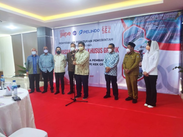 INDUSTRI STRATEGIS: Menteri Koordinator Bidang Perekonomian Airlangga Hartarto menyampaikan arahan pada stakeholder yang terlibat dalam pembangunan Smelter Freeport Indonesia di Kabupaten Gresik.(ISTIMEWA)