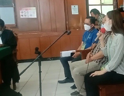 Chinara Chistine memberi keterangan sebagai saksi di PN Surabaya. (IST)