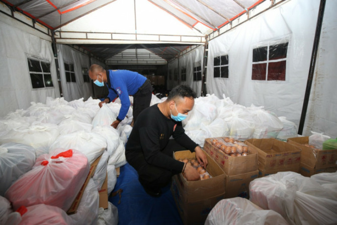 Paket sembako disiapkan untuk membantu warga terdampak pandemi covid di Surabaya. (IST)