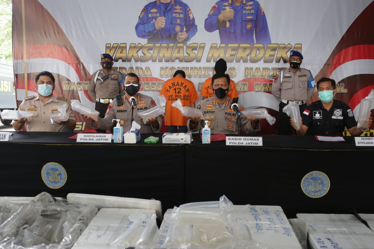 Polisi mengamankan tersangka penyelundupan benih lobster di Surabaya. (ISTIMEWA)