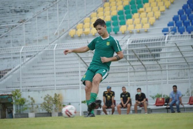 Pemain Persebaya Bruno Moreira diduga melakukan pelanggaran kode disiplin PSSI. (IST)
