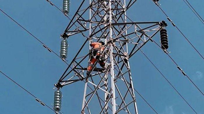 UNTUK KONSUMEN: Tim PDKB UPT Madiun melakukan climb up inspection guna memastikan infrastruktur kelistrikan berjalan optimal. (ISTIMEWA)