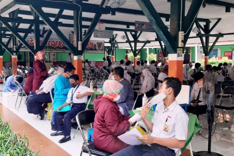 SWAB TEST: Pelajar SMP di Surabaya menjalani tes usap sebagai persyaratan sekolah pertemuan tatap muka. (ANTARA)