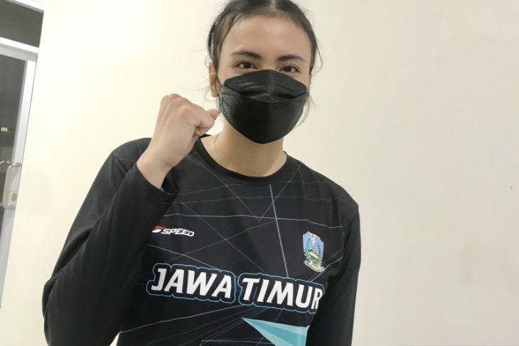 Atlet bola voli putri Jatim Khalisa Azilia Rahma usai bertanding di GOR Koya Yoso Jayapura pada PON XX Papua Tahun 2021. (ANTARA/Fiqih Arfani)