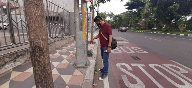 Lokasi kecelakaan maut yang menewaskan anggota Polsek Dukuh Pakis di Jalan Mayjen Sungkono, Surabaya. (MAHRUS/RADAR SURABAYA)