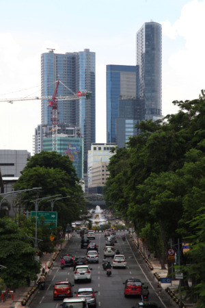 Makin banyak bangunan pencakar langit di kawasan bisnis Kota Surabaya. (SURYANTO/RADAR SURABAYA)