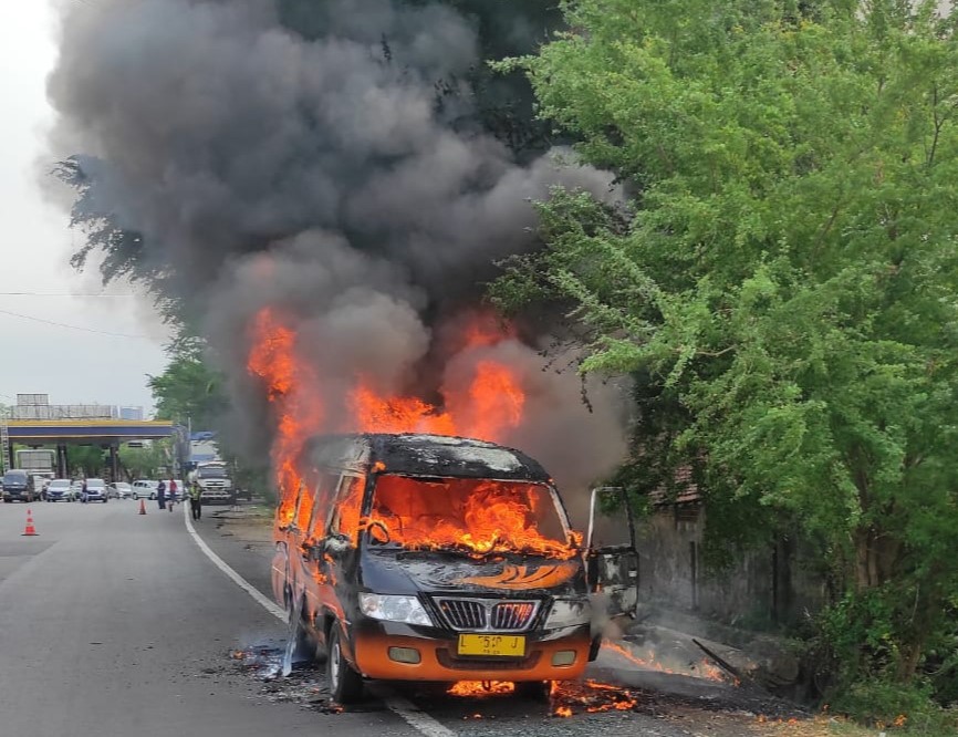 Api berkobar membakar habis mobil di Jalan Tol Banyuurip Surabaya. (IST)