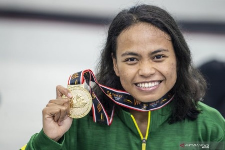 Perenang Jatim Nurul Fajar Fitriyati menunjukan medali emas seusai bertanding pada babak final Renang 200 meter Gaya Punggung Putri PON Papua di Stadion Akuatik, Kampung Harapan, Kabupaten Jayapura, Papua, Sabtu (9/10). ANTARA FOTO/M Agung Rajasa/YU