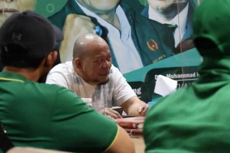 Ketua DPD RI AA LaNyalla Mahmud Mattalitti saat menerima pengaduan dari atlet binaraga Jatim yang berlaga di PON XX Papua di Gedung KONI Jawa Timur, Minggu (10/10) (ANTARA/DPD RI)