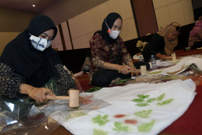RAMAH LINGKUNGAN: Sejumlah ibu-ibu mengikuti workshop pembuatan ecoprint di Dyandra Convention Center, Jumat (22/10). (ANDY SATRIA/RADAR SURABAYA)