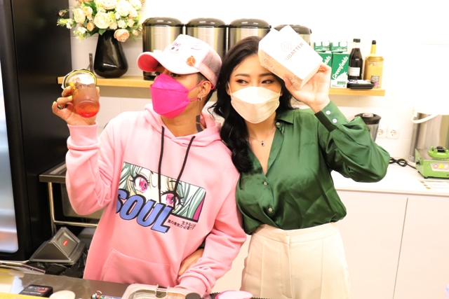 AOZORA SERIES: Reza Arab (kiri) bersama istrinya Wendy Walters saat menunjukkan varian teh Jepang hasil racikannya. (LUKMAN AL FARISI/RADAR SURABAYA)