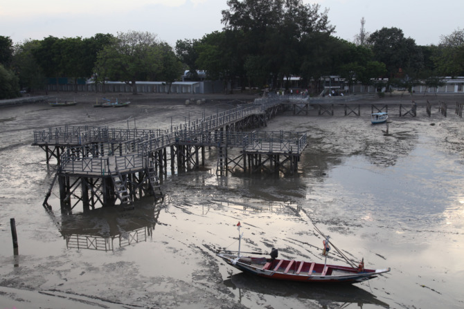 : Suasana kawasan THP Kenjeran yang masih dilakukan revitalisasi, Senin (25/10). (SURYANTO/RADAR SURABAYA)